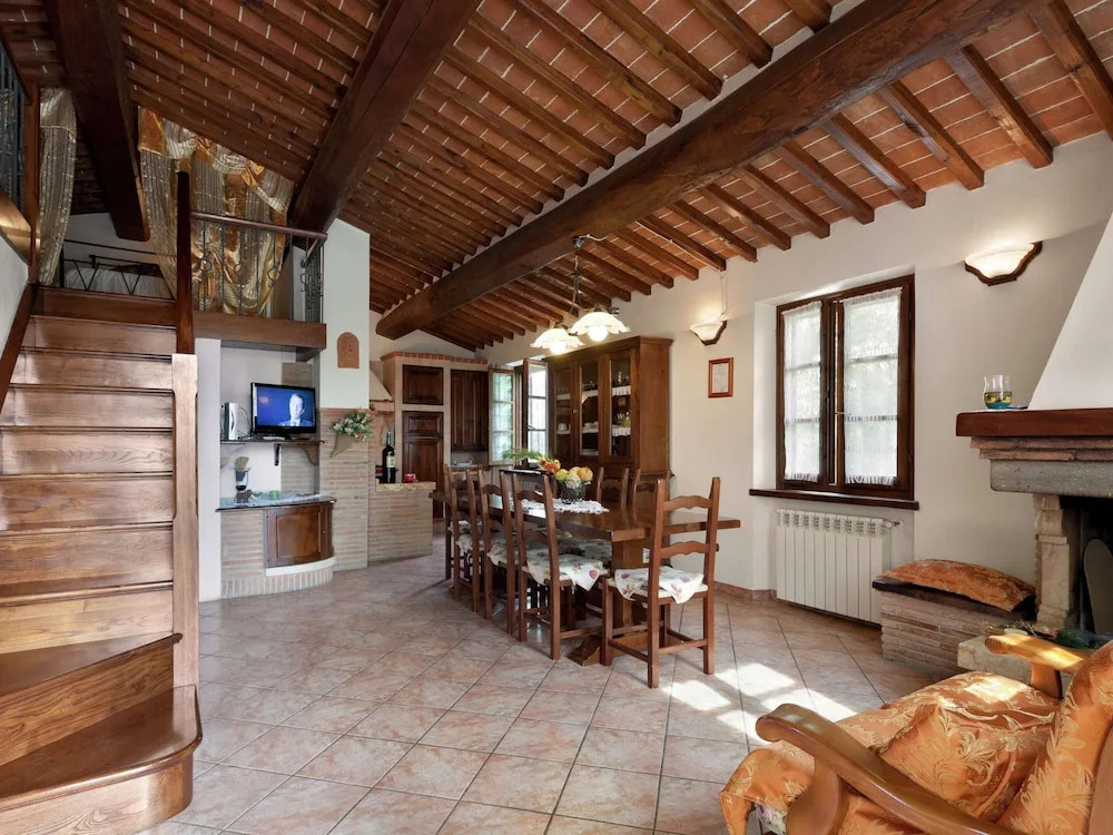 Apartment Near Cortona With Pool and Roman Charm