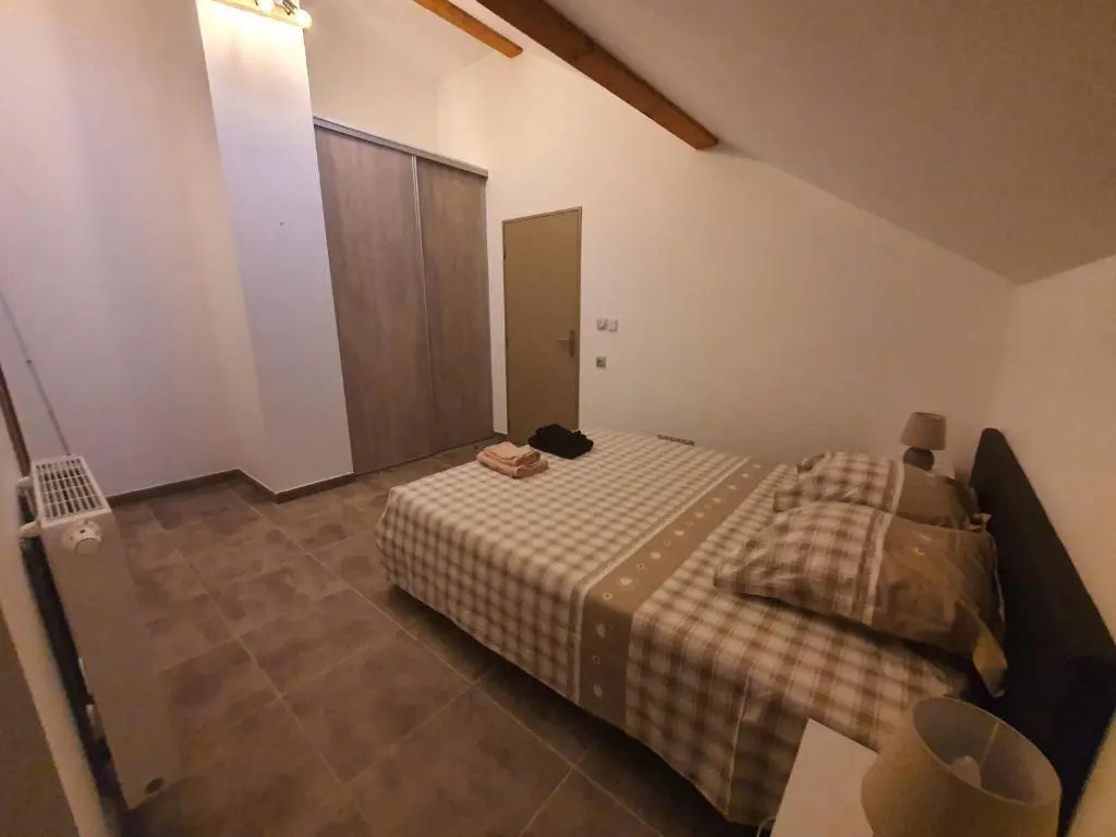 Superbe appartement T2 dans résidence neuve avec vue exceptionelle sur les montagnes, avec parking privatif.situé à proximité immédiate du centre ville de chorges.
