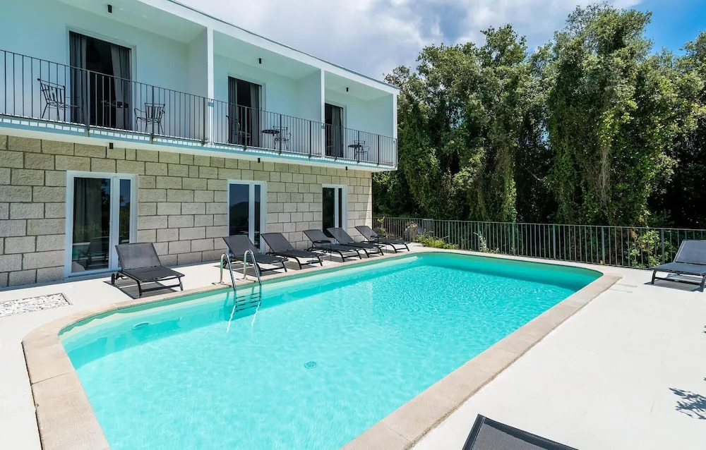 Beautiful Home in Molunat With Wifi and 8 Bedrooms