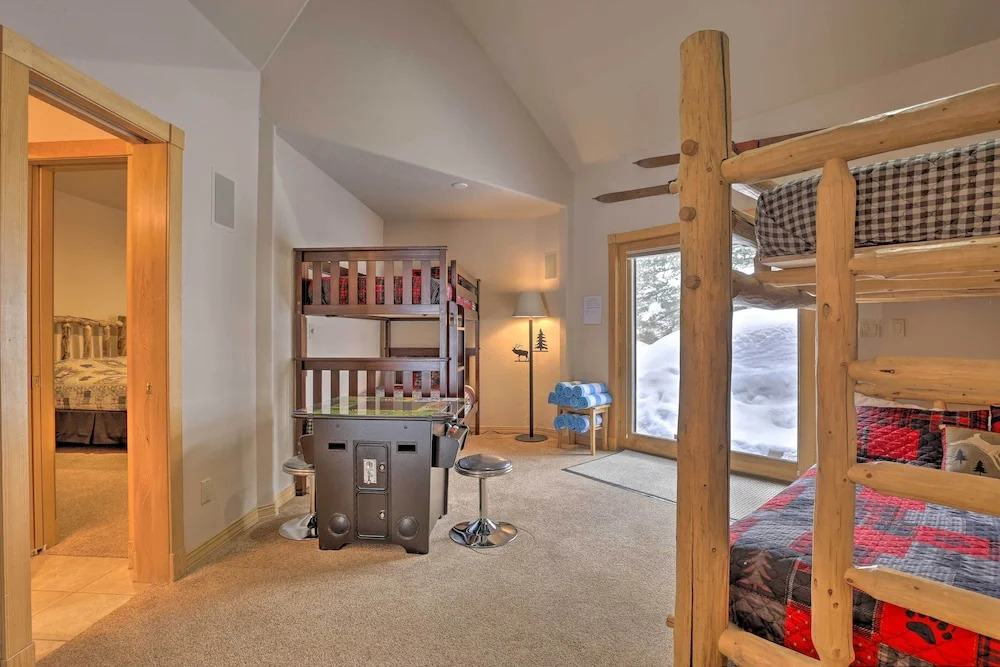 Ski-in/out Breckenridge Gem w/ Hot Tub!