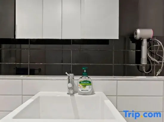 Unbeatable Location - Sleek 1BR  Melbourne Central