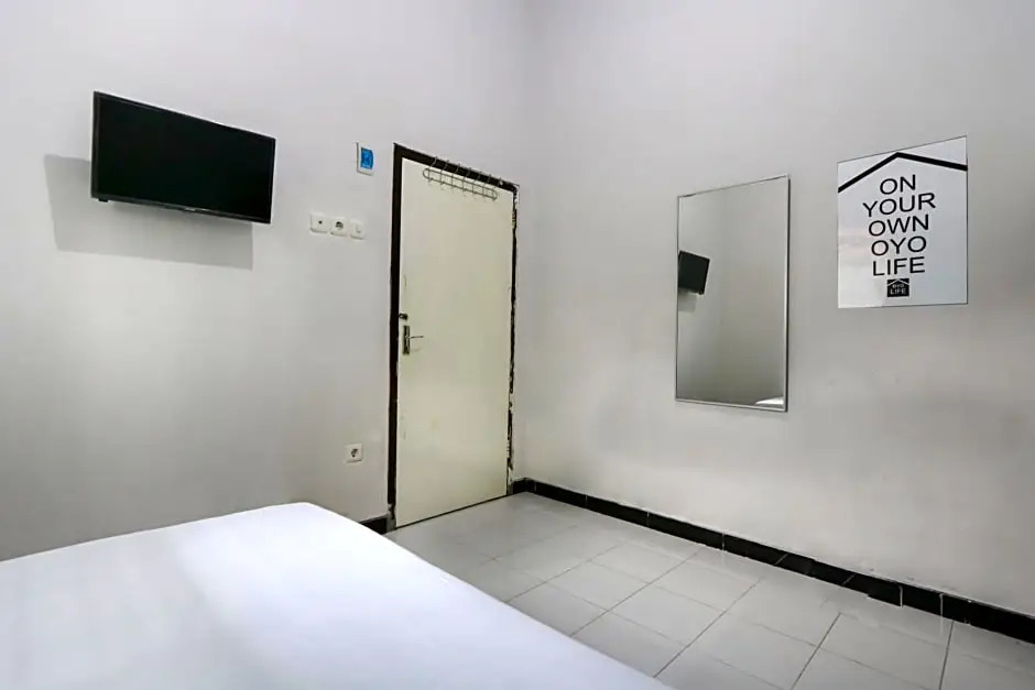 OYO Living 3187 Kost Putri Bu Chris