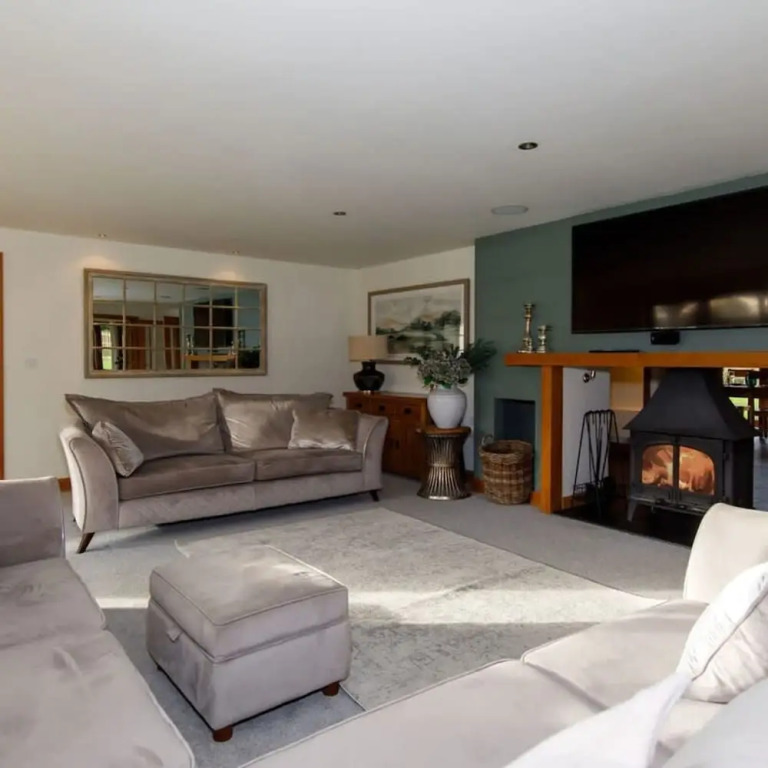 Serene Riverside 6BR Luxury Retreat in Curdridge