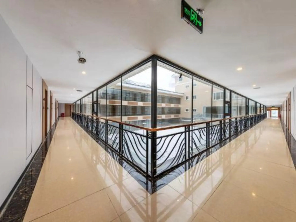 Xiling Snow Mountain Maple Leaf Hotel