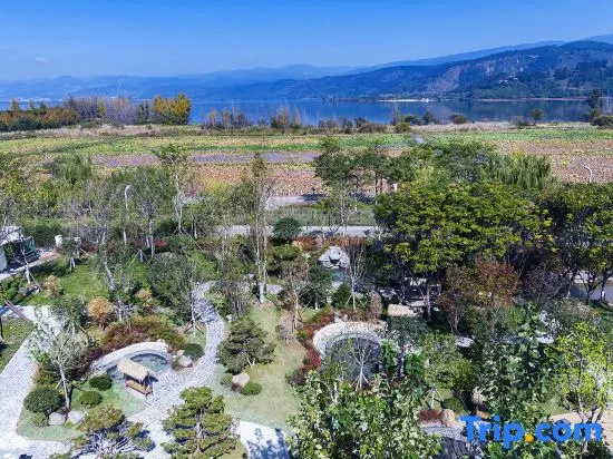 Howard Johnson Lake Serenity hot springs hotel Xichang