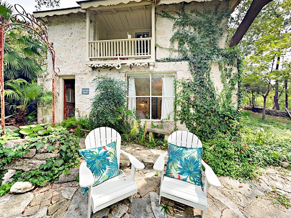 1Br Boutique Studio Historical by RedAwning