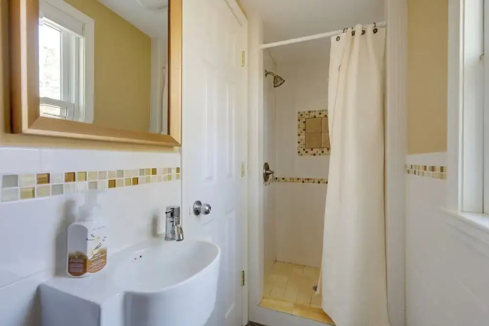 1 Mi to South Village Beach: BBQ-Ready Retreat