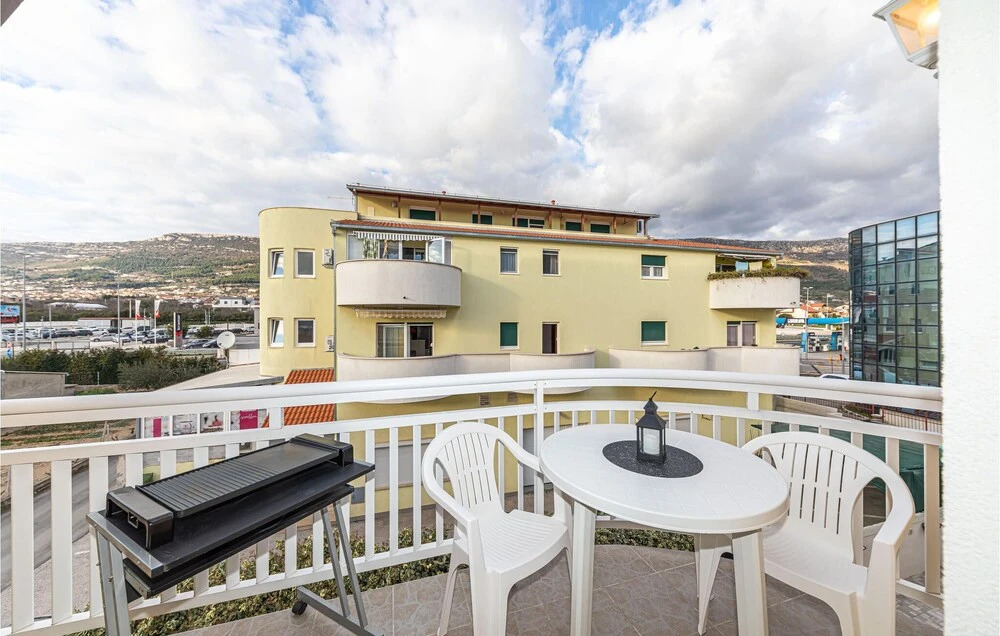 Amazing Apartment in Kastel Luksic With 1 Bedrooms and Wifi