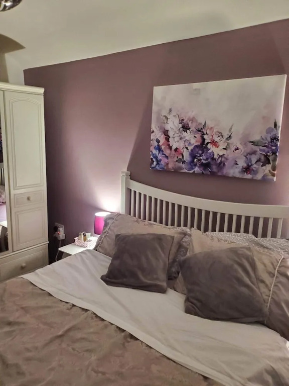 House - Sleeps 4 with Cozy Fireplace