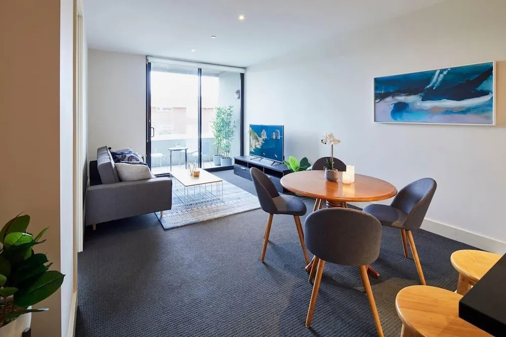 Apt Walking Distance to MCG & Epworth Hospital