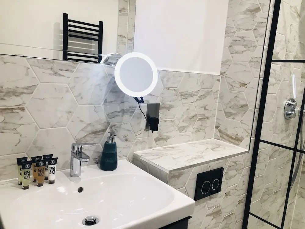 Perfect Holiday Escape - 1 and 2 Bedroom Deluxe Apartments at Liverpool Street