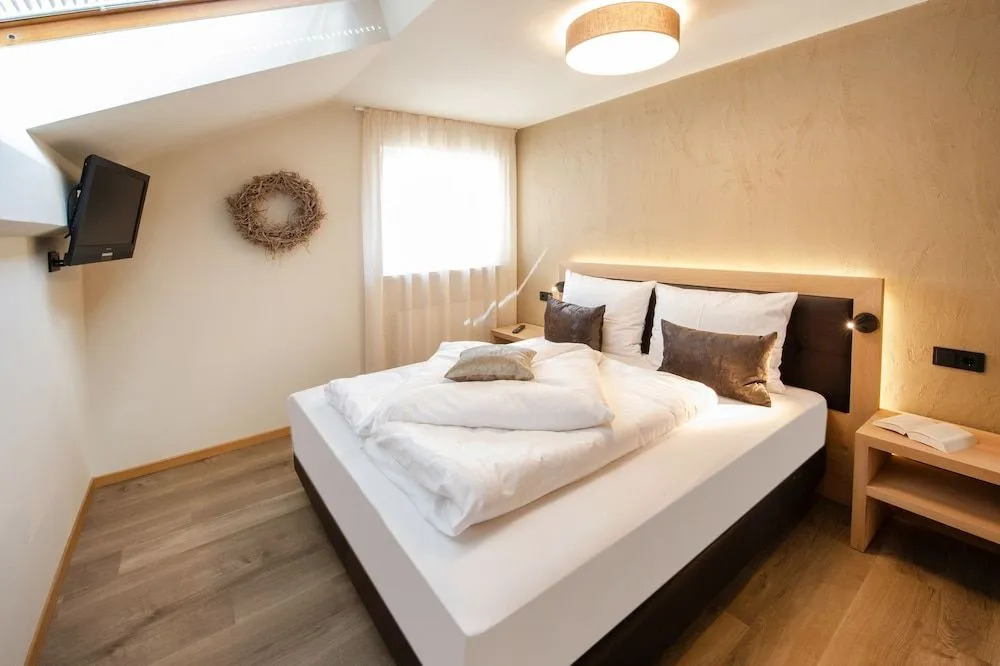 Haus Gregori Modern & Central Stay in Vineyard with Rooftop & Served Breakfast