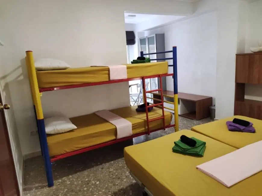 35-4- КОМНАТА в квартире с раздельными кроватями и холодильником для от 1 до 5 человек в центре Аликанте