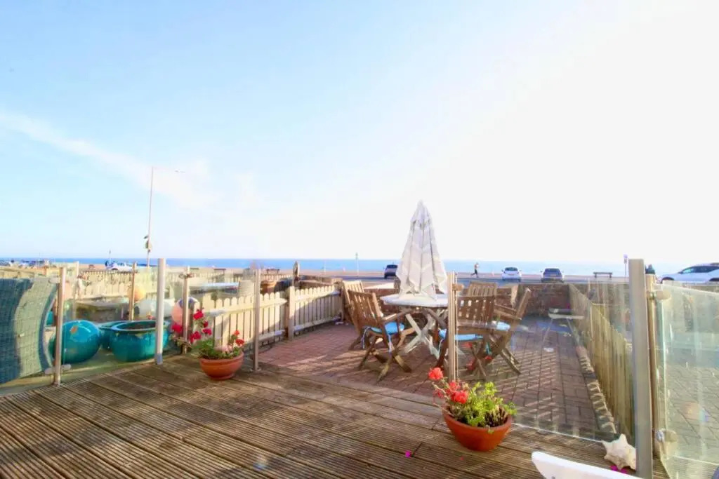 Serenity "your calm seafront retreat" By Air Premier