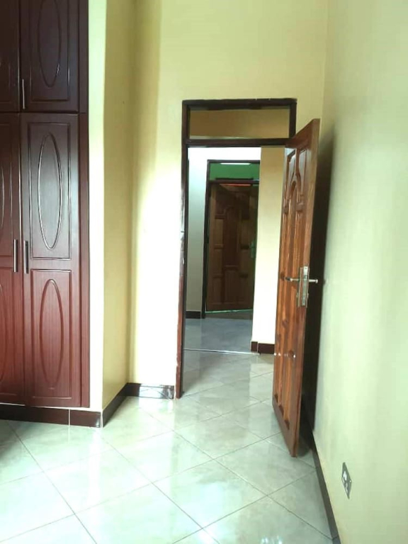 Kampala 5-beds, Sleeps 8 With Garden & Parking