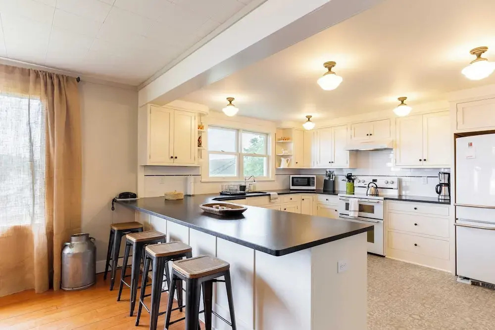 Private Beach Access + Water Views! Sleeps 18, Historic 6bdr Farmhouse w/ Deck