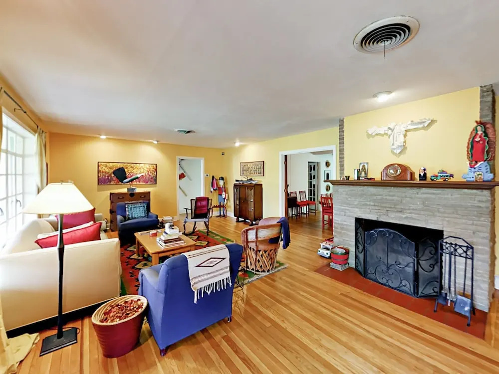 Light-Filled Charmer - 2 Br Home