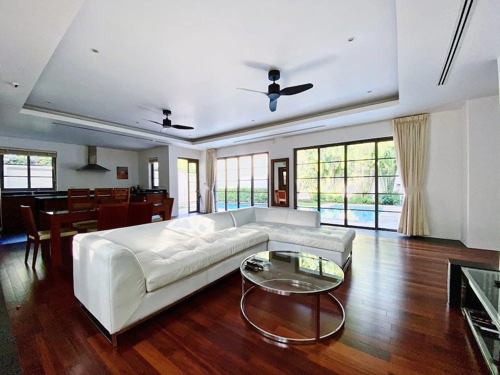 Luxe 2br Pool Villa walk to Bangtao Beach