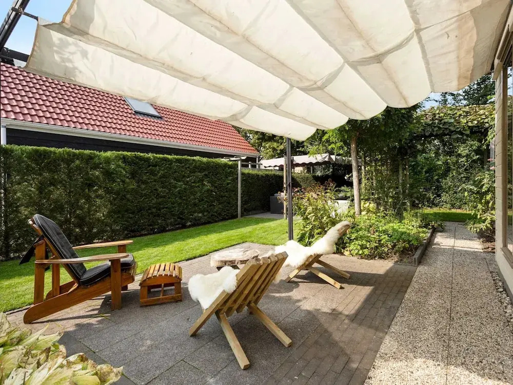 Light and Quiet Chalet With Beautiful Terrace Near Historic Goedereede