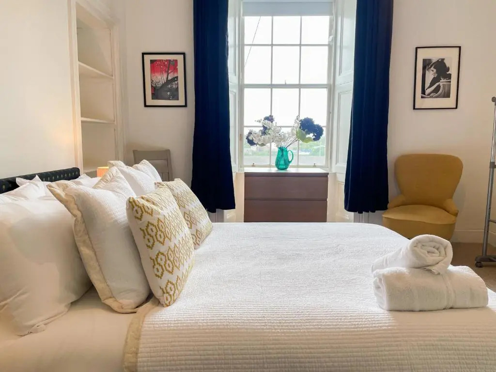 Spacious 3 bedroom Victorian flat City Centre