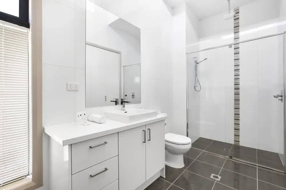 2-bed Apartment With Parking & Balcony Near Trains