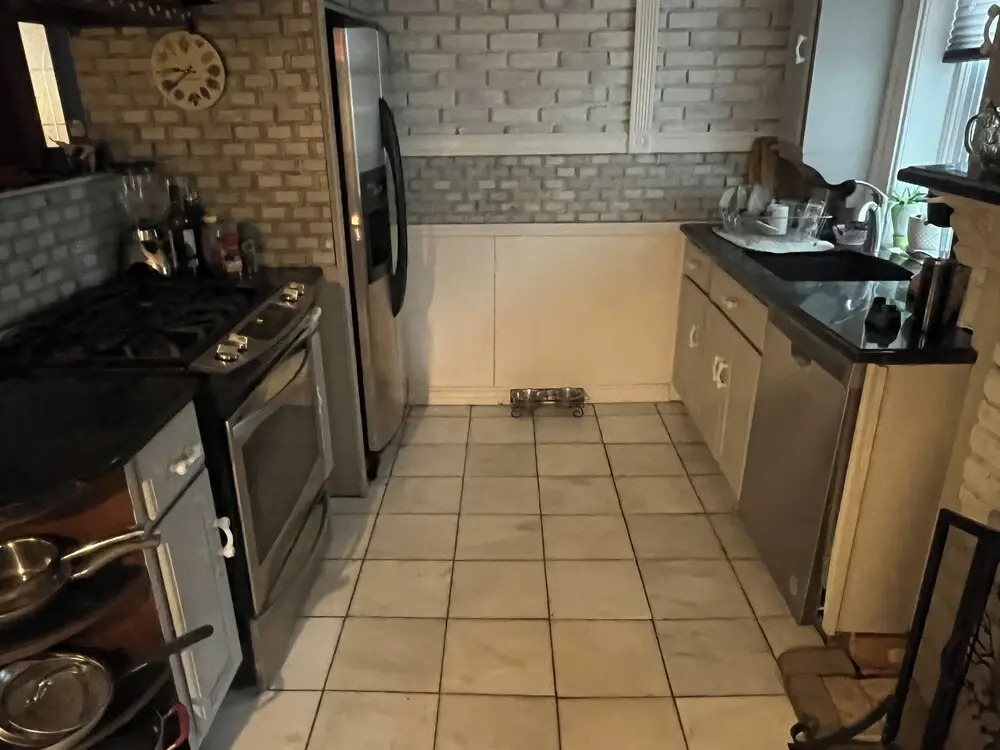 2 Br Victorian Apt 2800 sq ft 2 Floors With Full Kitchen 2 Baths and Laundry