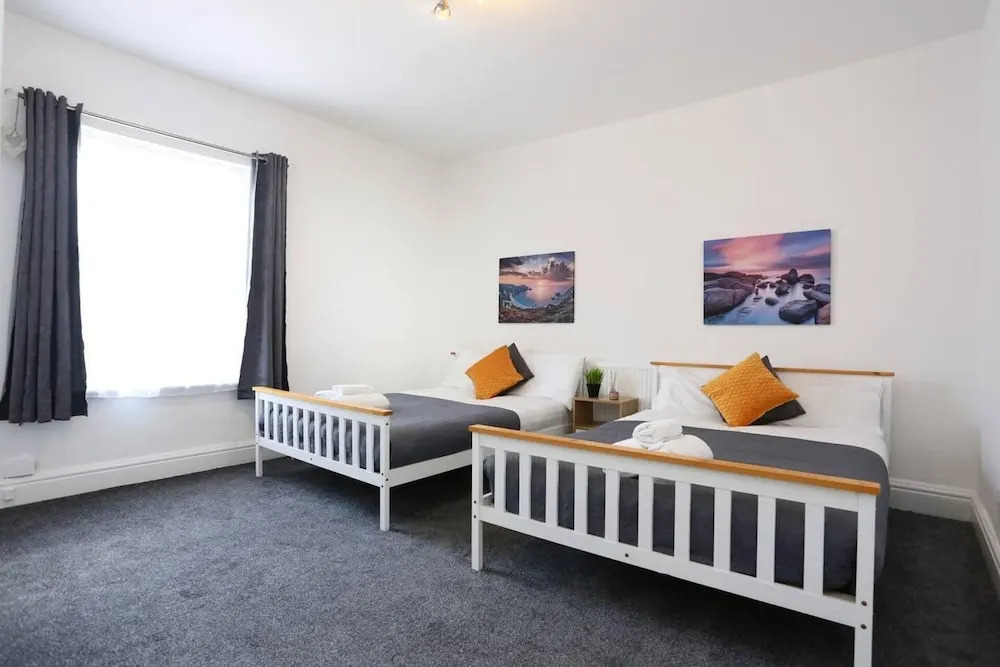 Charming 2-bed Home in Blackpool-central w Parking