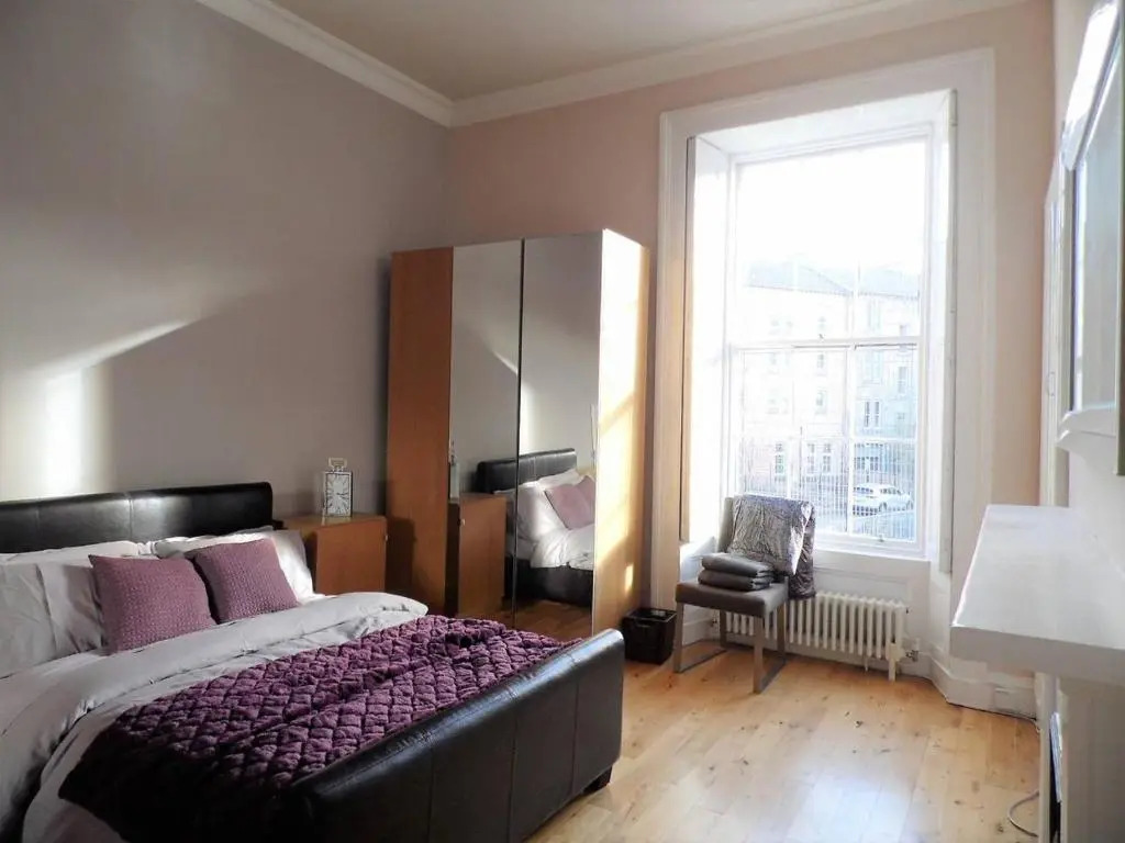 WEST END - Stunning, spacious, 3 bedroom, main door flat with private parking