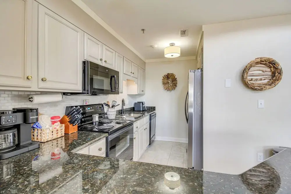 Lakefront Condo 3 Mi to Historic Guntersville!