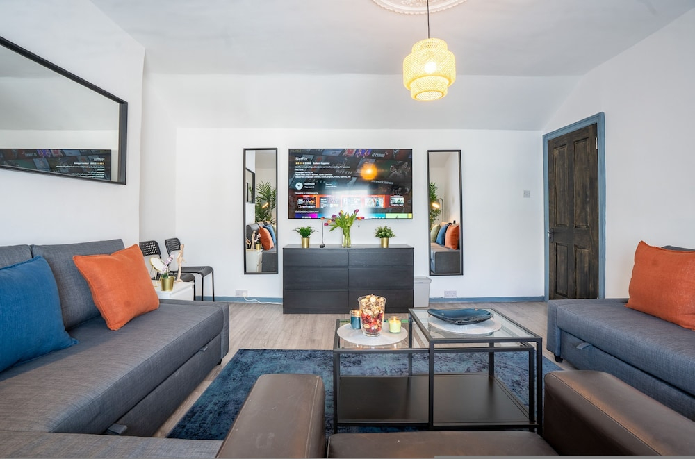 Spacious 2BR Maisonette 2 Baths Huge Lounge