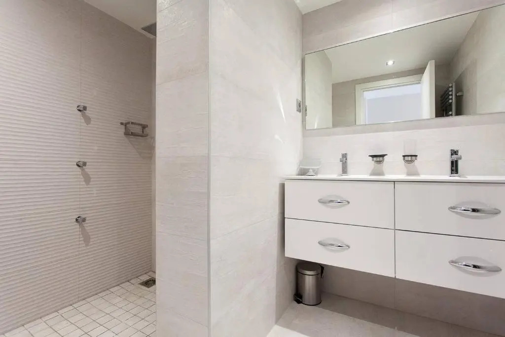 Carlton Area: New 2 Beds / 2 Baths