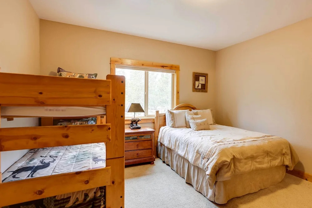 Private Pool & Hot Tub: Sunriver Retreat!
