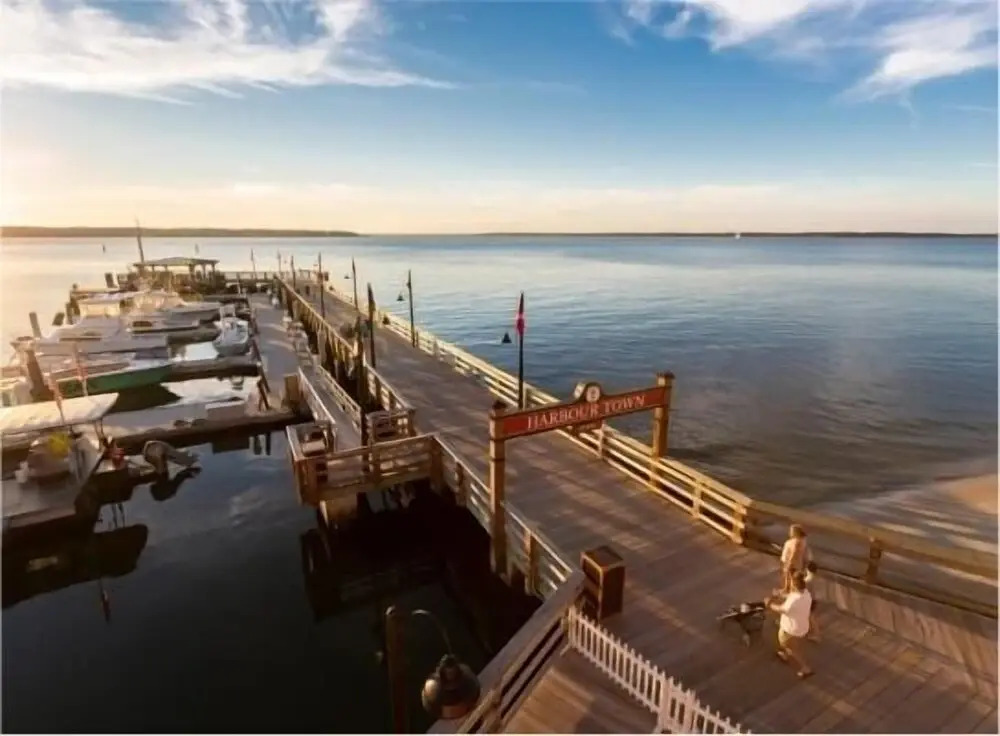 Harbour Town at Sea Pines Spacious 3 Bedroom 3 Condo by RedAwning