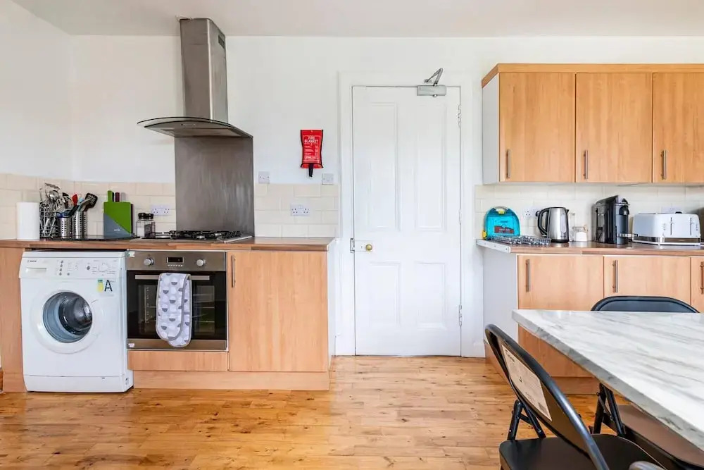 Stunning 5 Bedroom Large Apartment With Parking