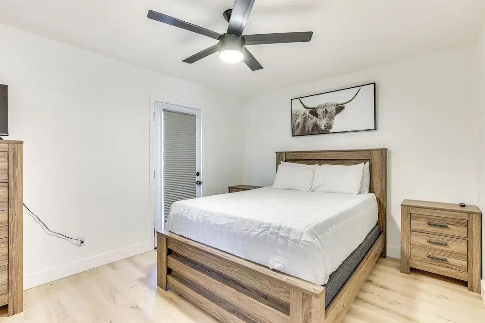 Glendale Home w/ Pool, Basketball + Bbq!