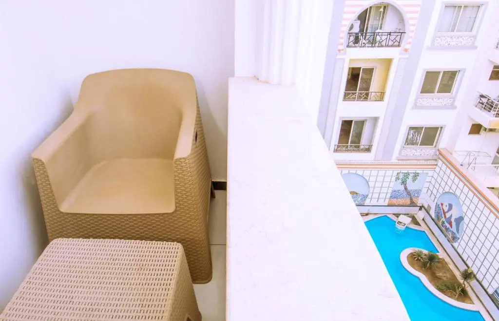 Rare 2BD Marina Hotspot With Pool, Fast Free WIFI & Balcony - 2 Kitchens & 2 Bathrooms - Western Standards - Sheraton Plaza 414-415