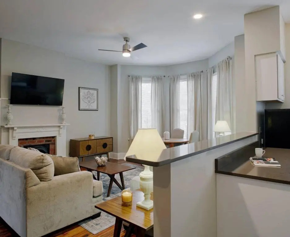 414B Waldburg st · 2 Bedroom Oasis near Forsyth Park