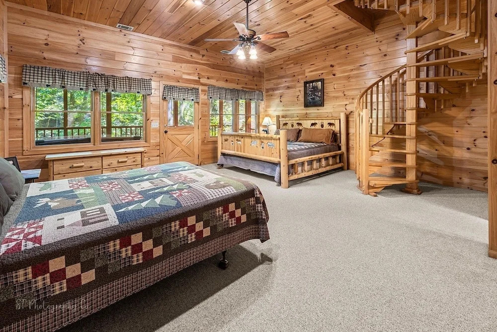 Margaret Hollow 2 Bedroom Cabin by RedAwning