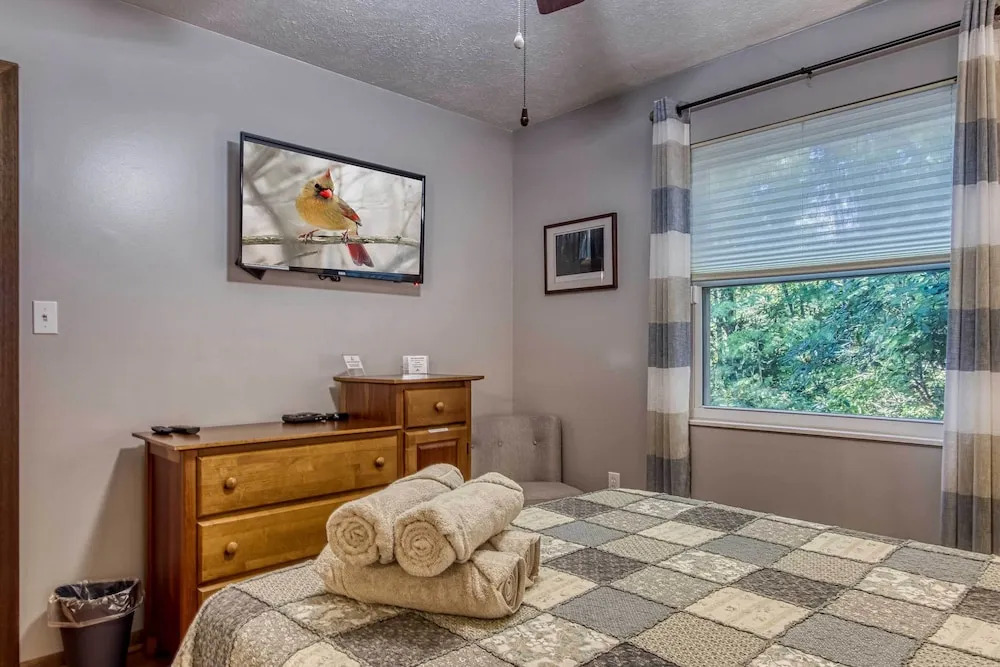 Cozy Cabin w/ Mountain Views Near SkyLift Park