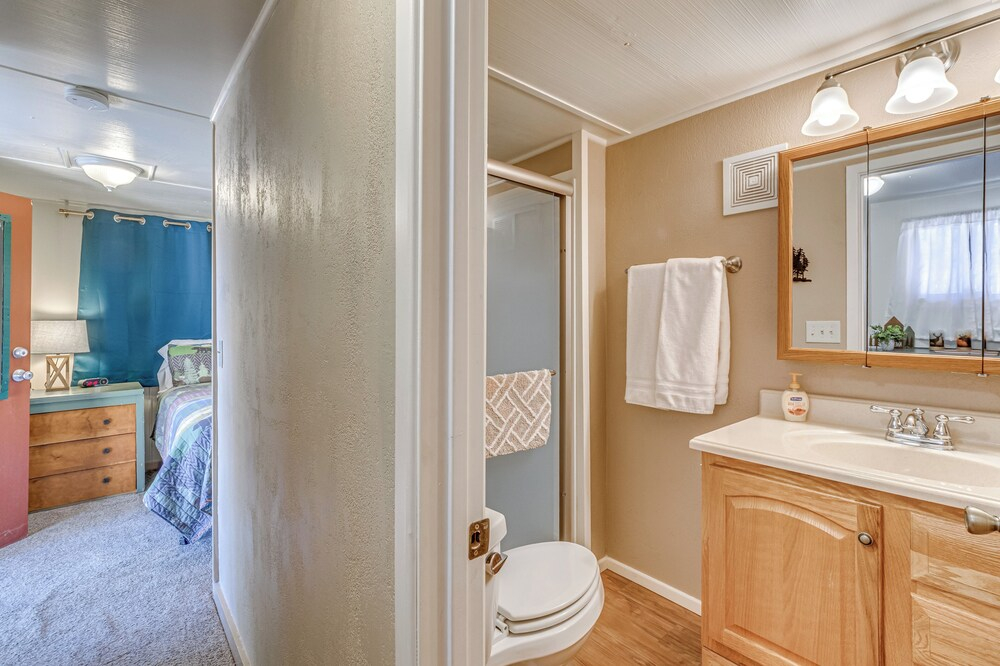 2 Mi to Midtown! All-season Base w/ Hot Tub Access