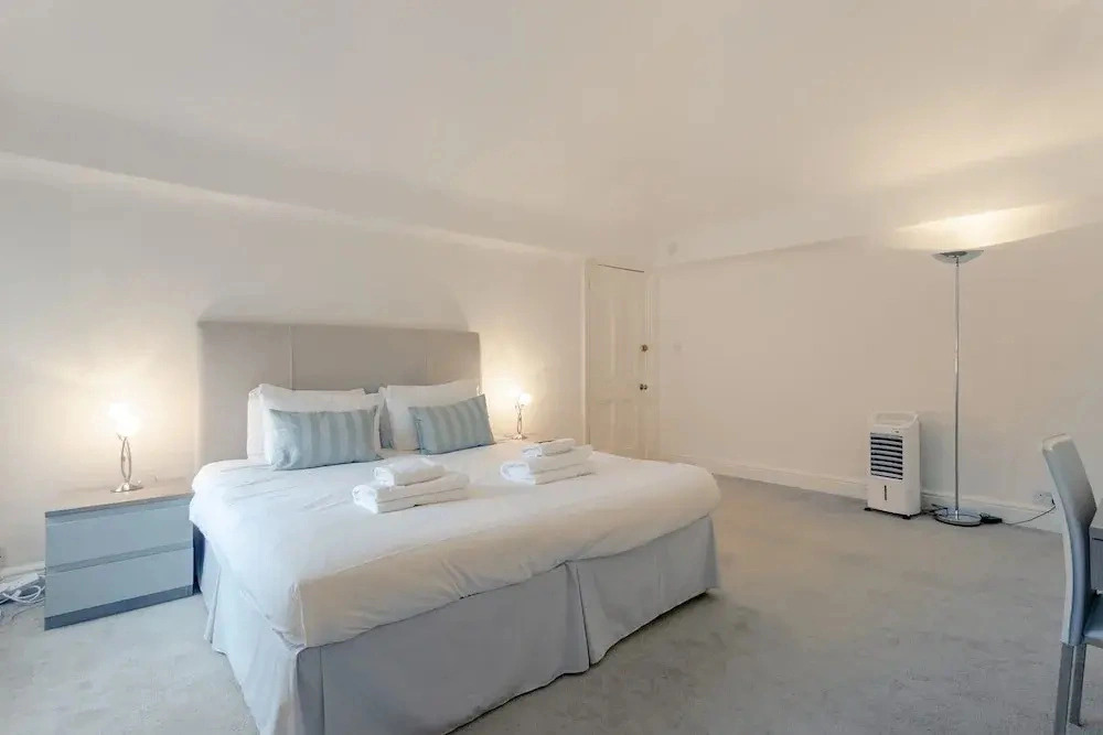 Large & Bright 1 Bed Flat In Piccadilly Circus
