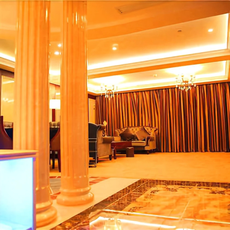 Yuebanwan Hotel (Fat Donglai at Xuchang Railway Station)