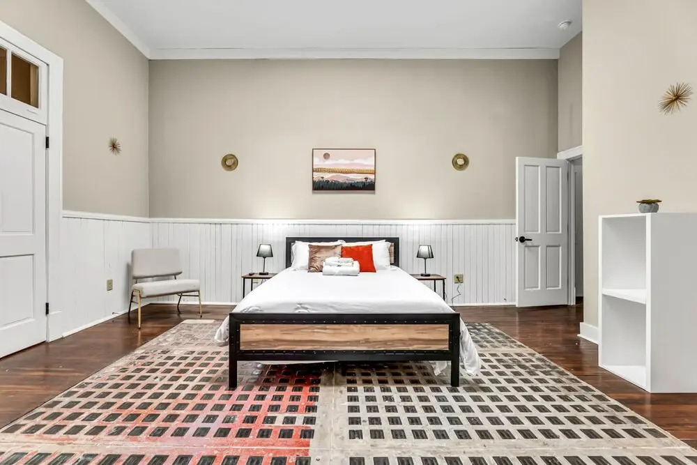 Elm St. Retro Retreat - Downtown Condo