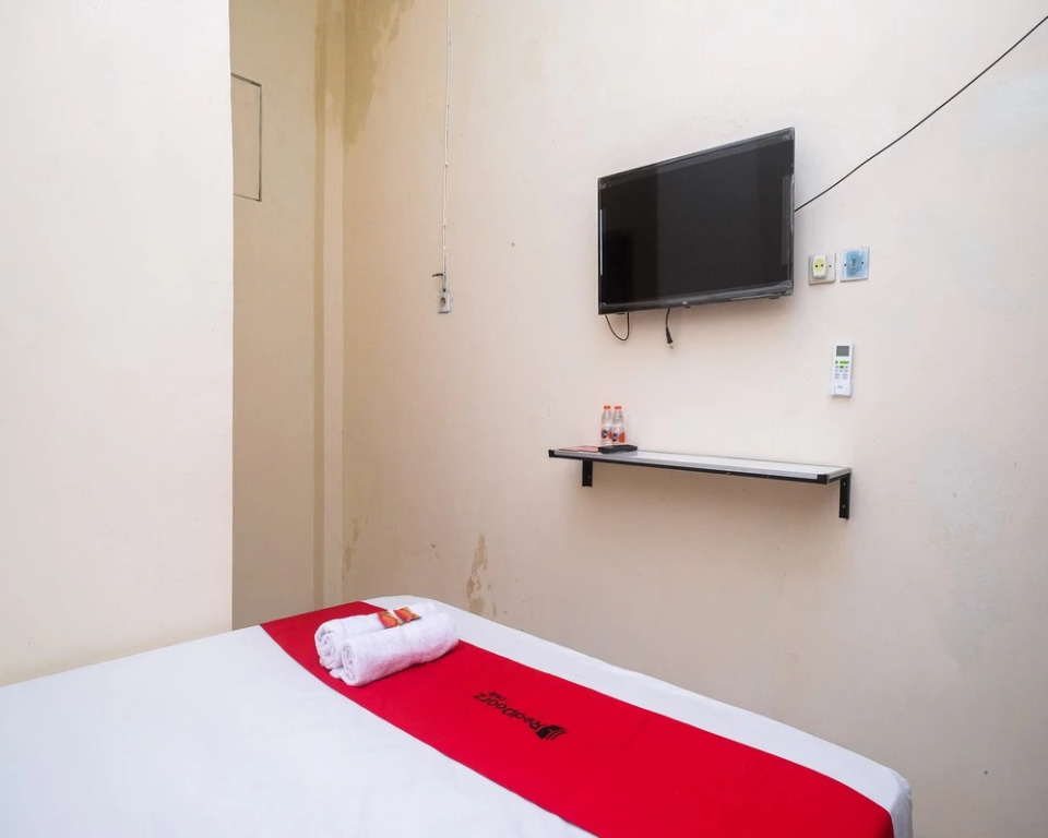 RedDoorz near Plaza Ambarrukmo Yogyakarta