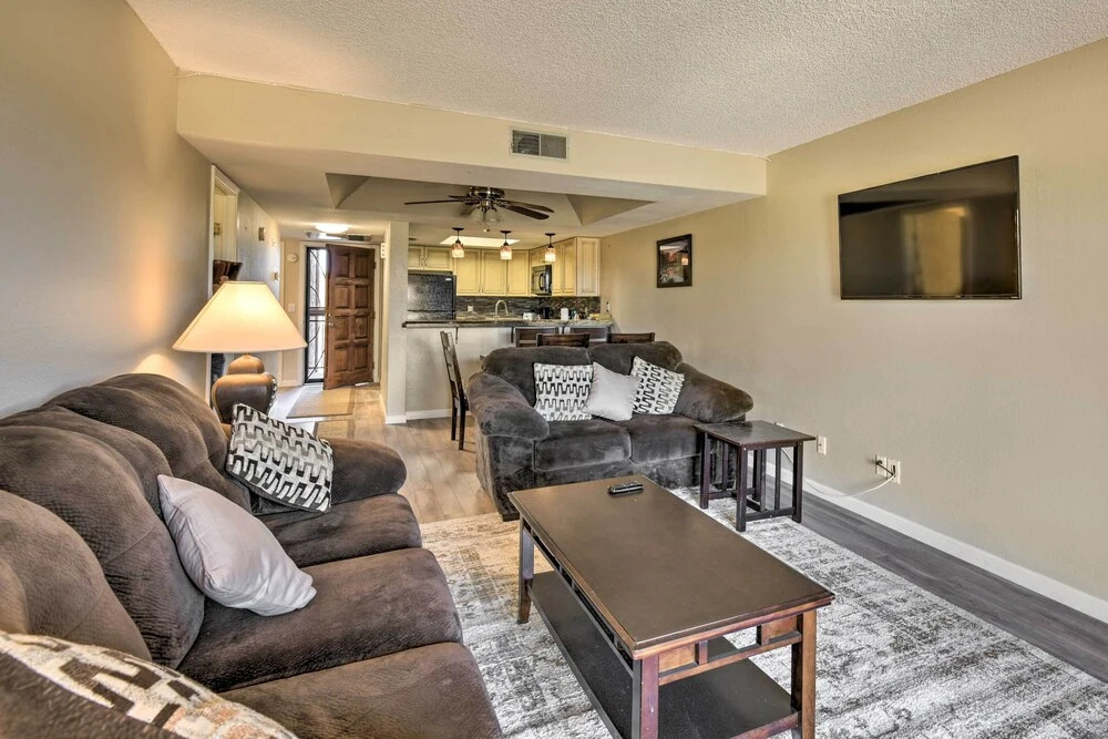Scottsdale Condo w/ Pool Access: Hike, Swim & Shop