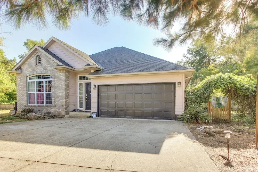 Pet-friendly Home w/ Yard, 2 Mi to Autzen Stadium