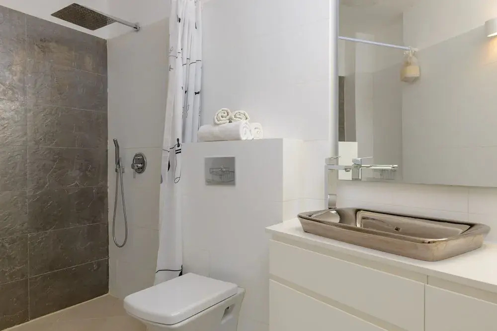 Spacious Modern Apt 1 Step To Beach