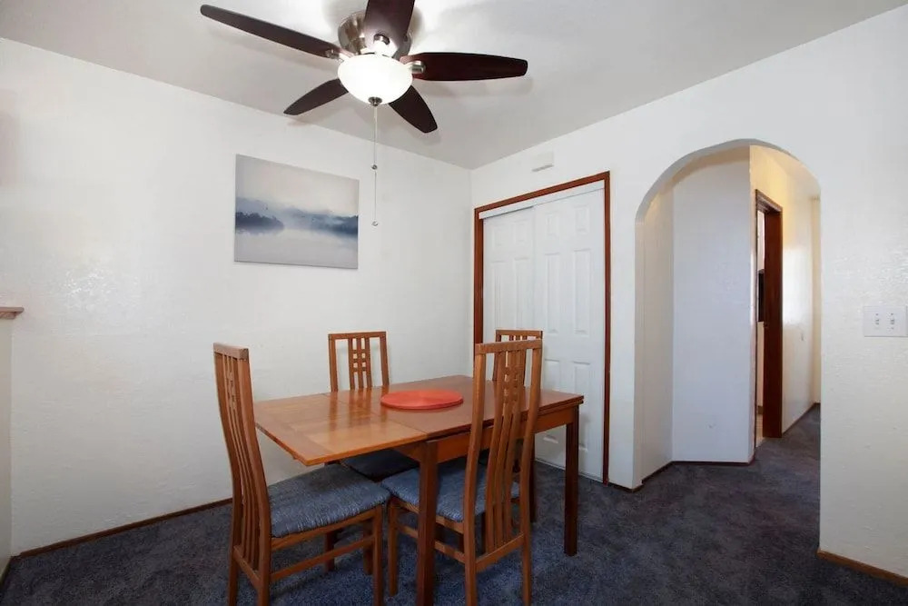 Convenient 2 bedroom, walk to Bart, 10 min to Berkeley