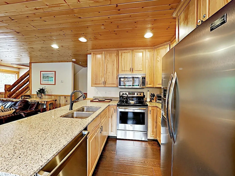 New Listing! Park City , 3 Min. To Lifts 2 Bedroom Condo