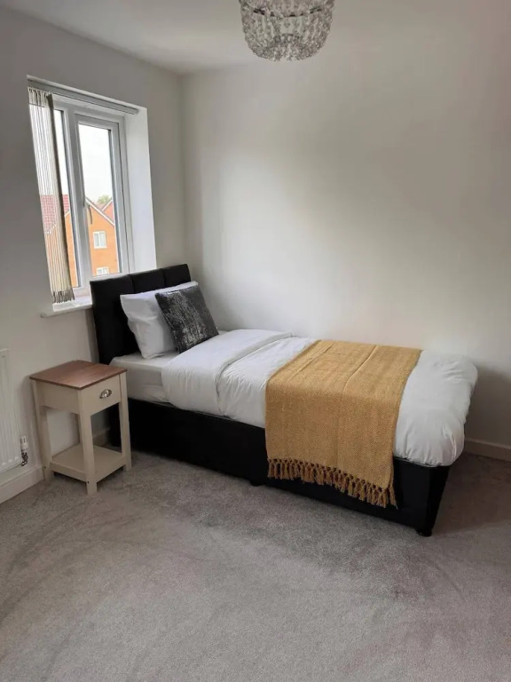 House - Sleeps 6 - Parking